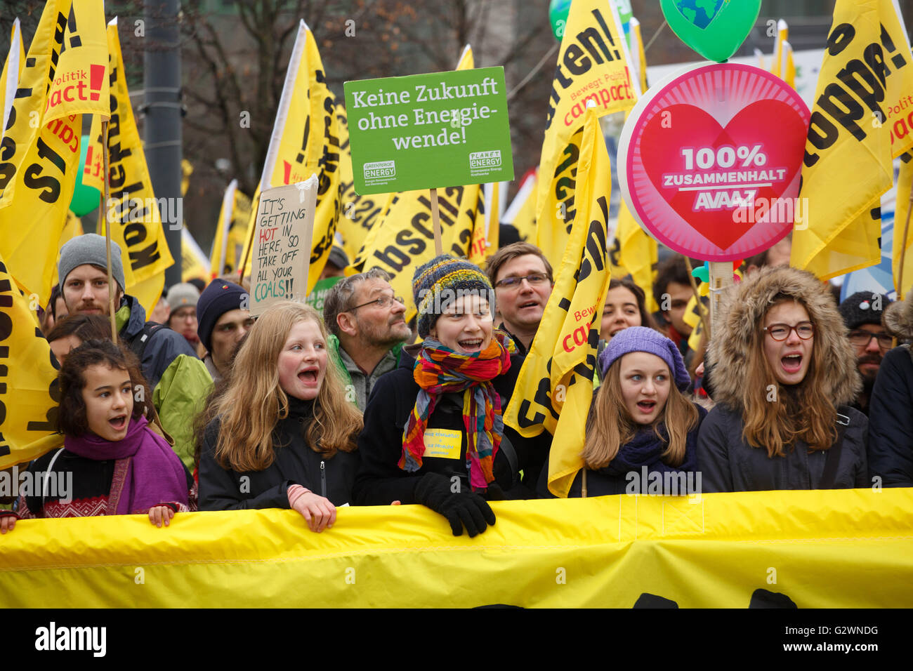 29.11.2015, Berlin, Berlin, Germania - dimostrazione del clima globale di marzo a Berlino in occasione del mondo vertice sul clima che si terrà a Parigi. Buerger ed organizzazioni come Greenpeace, Campact, Avaaz e WWF dimostrare contro l' inquinamento da carbone, nucleare e fracking. Per una diversa politica energetica e le fonti rinnovabili di energia. 00F151129D380CAROEX.JPG - non per la vendita in G E R M A N Y, A U S T R I A, S W I T Z e R L A N D [modello di rilascio: NO, la proprietà di rilascio: NO, (c) caro agenzia fotografica / Hechtenberg, http://www.caro-images.com, info@carofoto.pl - Qualsiasi uso di questa immagine è soggetto a roya Foto Stock