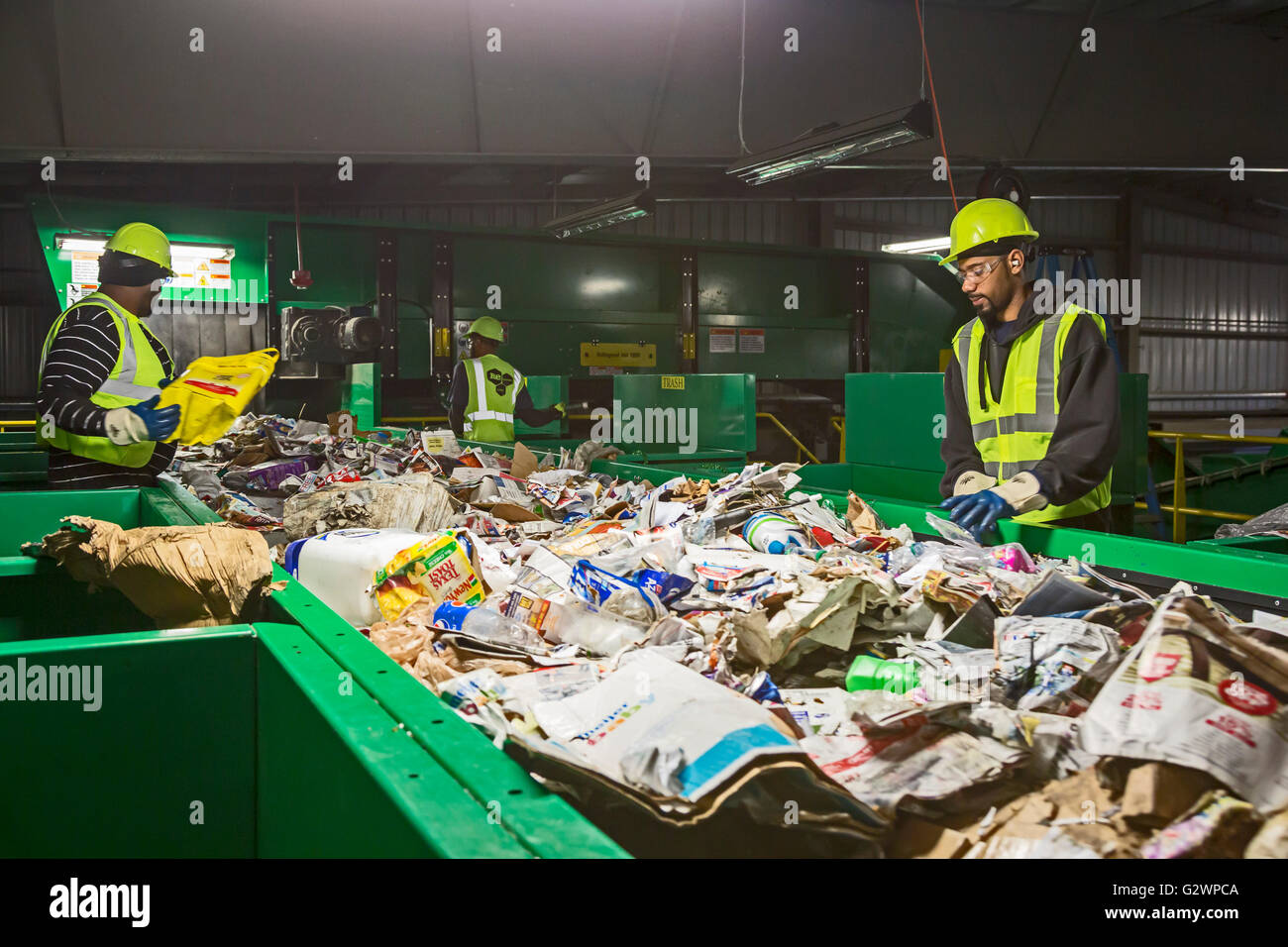 Southfield, Michigan - i materiali ReCommunity impianto di recupero, dove i materiali riciclabili sono ordinati e imballato. Foto Stock