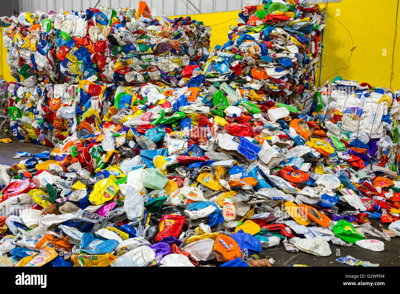 Southfield, Michigan - Materie Plastiche al ReCommunity materiali di recupero facility, dove i materiali riciclabili sono ordinati e imballato. Foto Stock