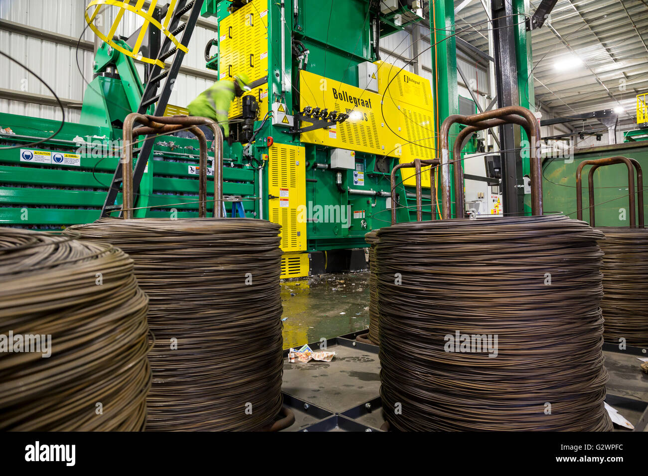 Southfield, Michigan - rocche di alimentazione del filo in una macchina compattatrice a materiali ReCommunity impianto di recupero. Foto Stock