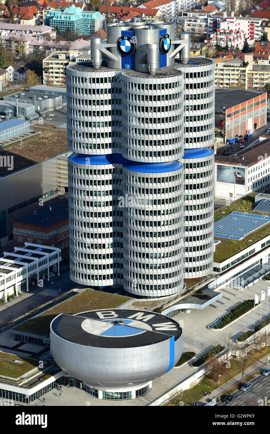 14.11.2015, Monaco di Baviera, Germania - guardare il museo BMW e la BMW di torre. 0HD160104D039CAROEX.JPG - non per la vendita in G E R M A N Y, A U S T R I A, S W I T Z e R L A N D [modello di rilascio: non applicabile, la proprietà di rilascio: NO, (c) caro agenzia fotografica / Dittrich, http://www.caro-images.com, info@carofoto.pl - Qualsiasi uso di questa immagine è soggetto a royalty!] Foto Stock