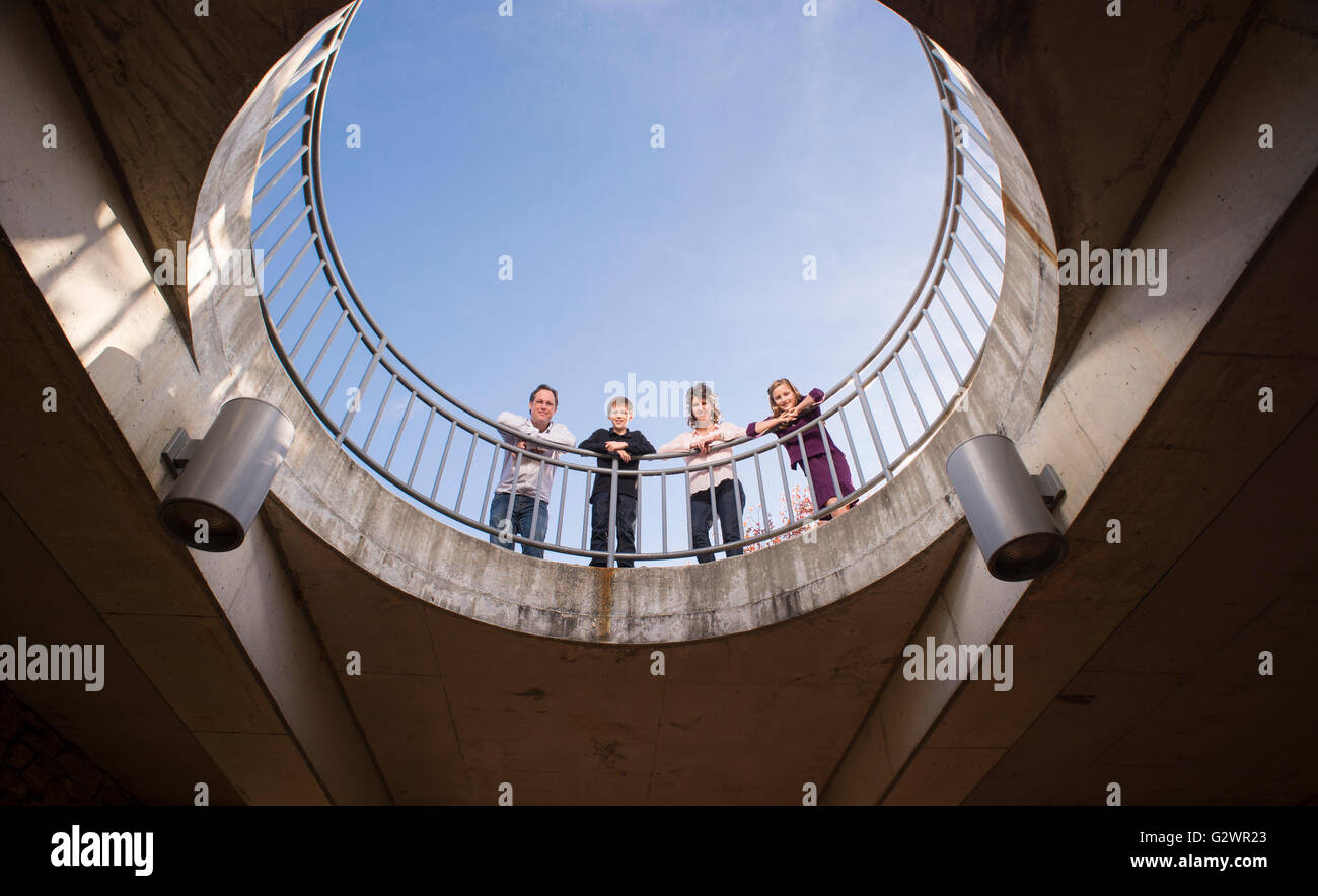 Una famiglia caucasica di quattro pose per fotografie al JC Arboretum di Raleigh, NC, USA. Foto Stock
