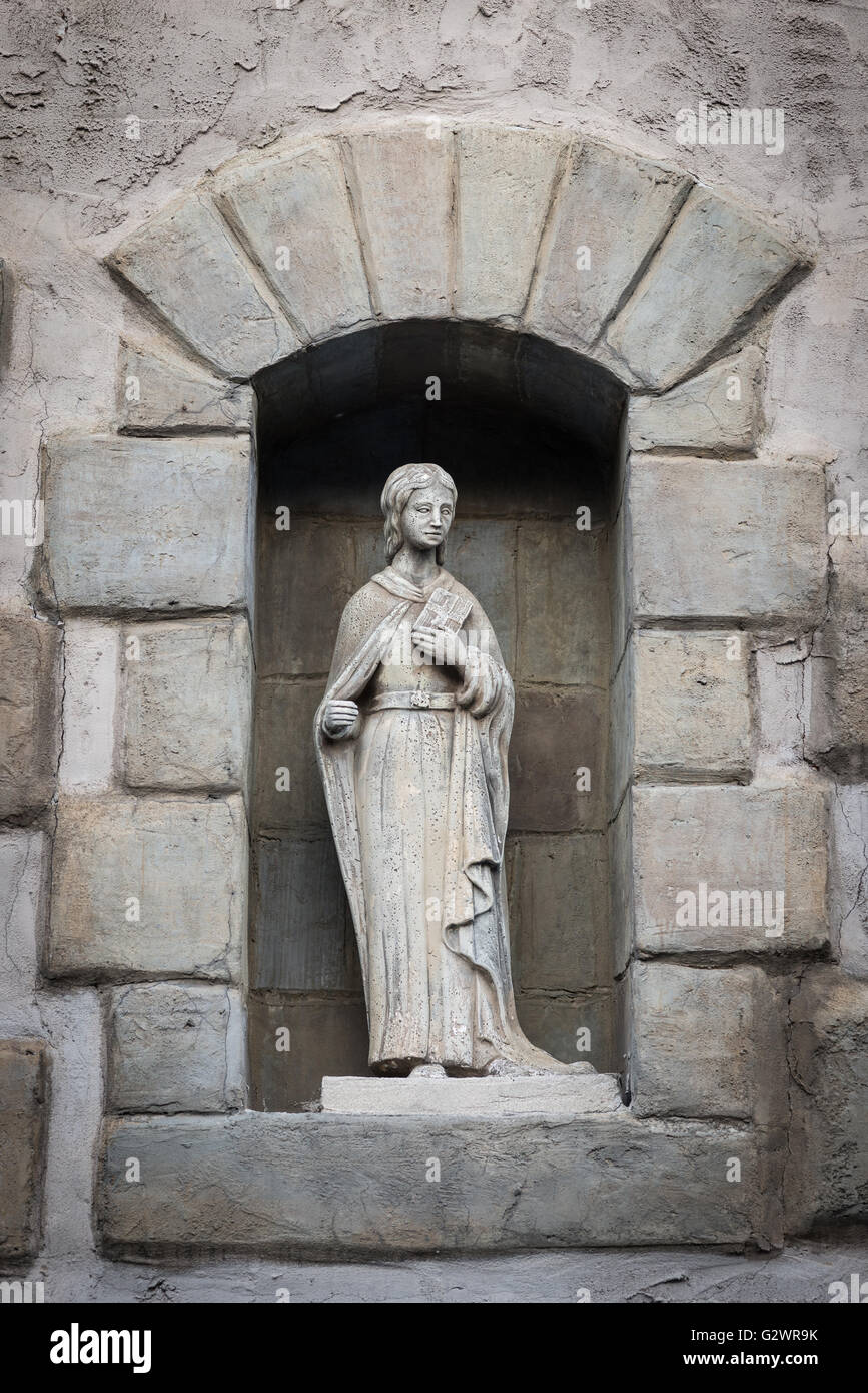 28.10.2015, Potsdam, Brandeburgo, Germania - Media City Babelsberg, parco del cinema Babelsberg. Statua di parete nella città medievale su Haunted House Inn. La città medievale è uno dei più antichi ancora esistenti esterno definisce un campo DFF produzione (televisione tedesca broadcasting) è il più grande insieme di film theme park, che originariamente per il film TV - La rivolta dei pescatori di Santa Barbara - è stato creato. Questo TV film basato sul romanzo di Anna Seghers. N U R F U E R R E D A C T I O N E L L E Z E W C K E. 0JL151028D025CAROEX.JPG - non per la vendita in G E R M A N Y, A U S T R I A, S W I T Z e R L A N D [ Foto Stock