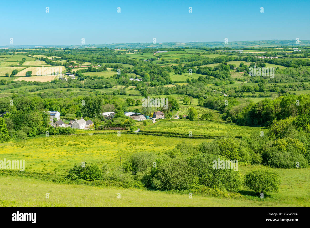 Carmarthenshire rurali paesaggio di campagna appena ad est di Carmarthen, visto da Crwbin, nel Galles del sud su una soleggiata giornata di primavera Foto Stock