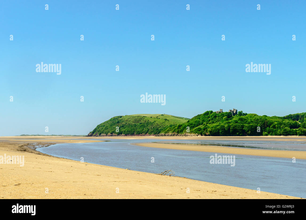 Ferryside Beach sulla costa di Carmarthenshire nel Galles del Sud, in una giornata di sole, mostrando l'estuario del fiume Tywi Foto Stock