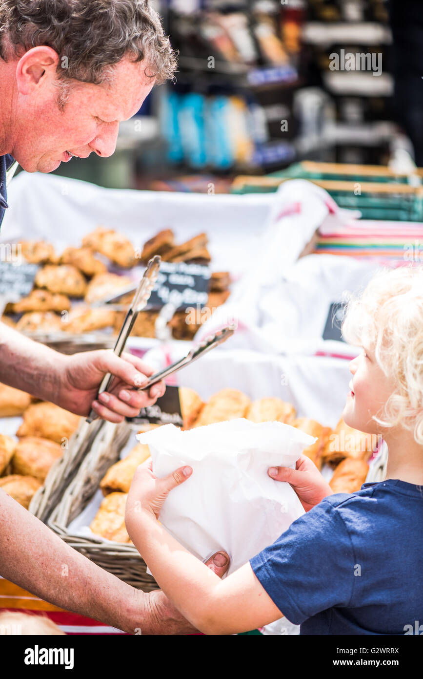 PLYMOUTH IN INGHILTERRA - 3 giugno 2016 Sapore Fest è bigest outdoor food festival a sud-ovest dell'Inghilterra. Gli agricoltori locali e botteghe f Foto Stock