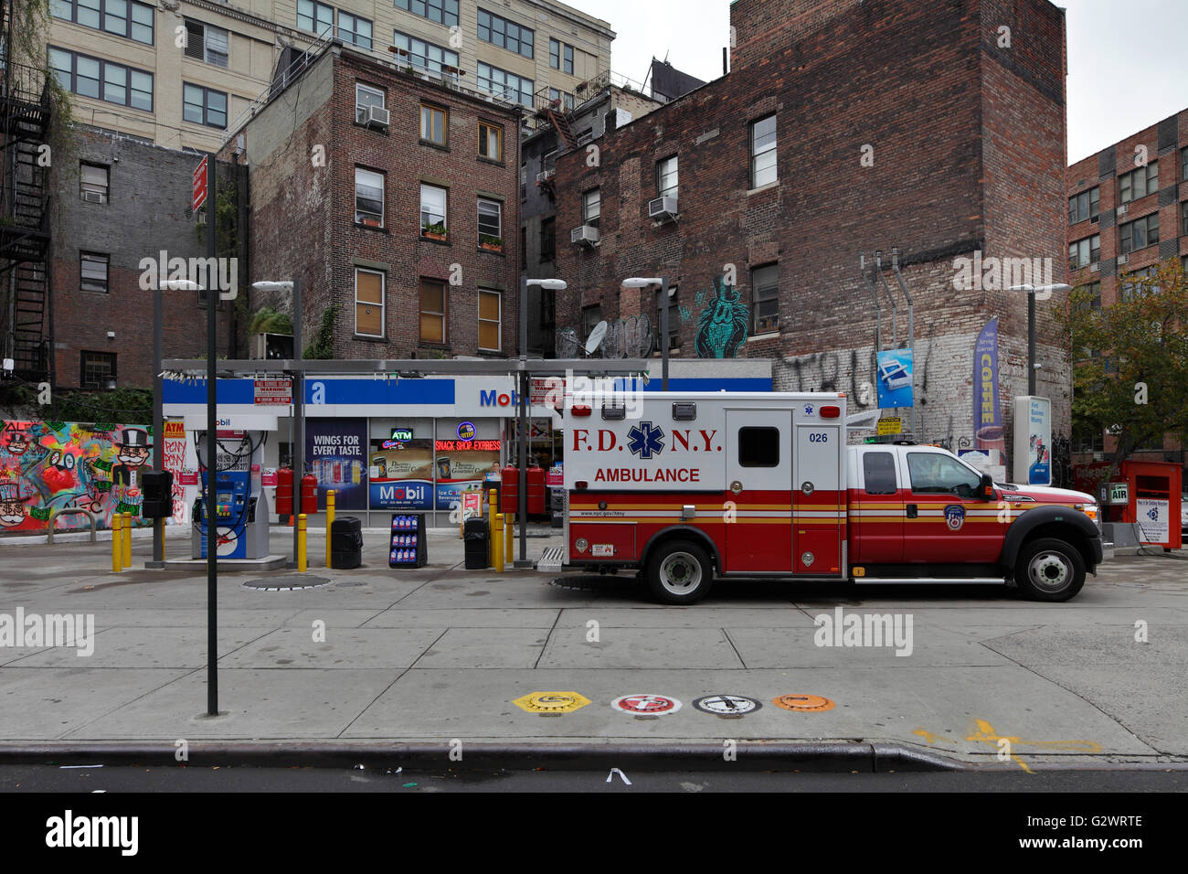25.10.2015, New York New York, Stati Uniti d'America - stazione di gas e ambulanza F.D.N.Y. in Manhattan. 00P151025D190CAROEX.JPG - non per la vendita in G E R M A N Y, A U S T R I A, S W I T Z e R L A N D [modello di rilascio: non applicabile, la proprietà di rilascio: NO, (c) caro agenzia fotografica / Muhs, http://www.caro-images.com, info@carofoto.pl - Qualsiasi uso di questa immagine è soggetto a royalty!] Foto Stock