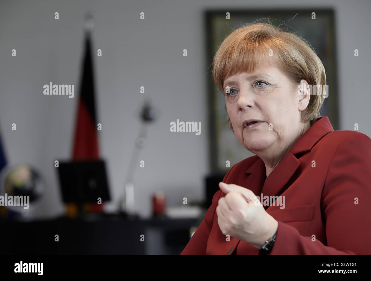 27.05.2013, Berlin, Berlin, Germania - Cancelliere Angela Merkel (CDU) gesti durante un colloquio presso la cancelleria federale a Berlino. 0PA130527D009CAROEX.JPG - non per la vendita in G E R M A N Y, A U S T R I A, S W I T Z e R L A N D [modello di rilascio: NO, la proprietà di rilascio: NO, (c) caro agenzia fotografica / Ponizak, http://www.caro-images.com, info@carofoto.pl - Qualsiasi uso di questa immagine è soggetto a royalty!] Foto Stock