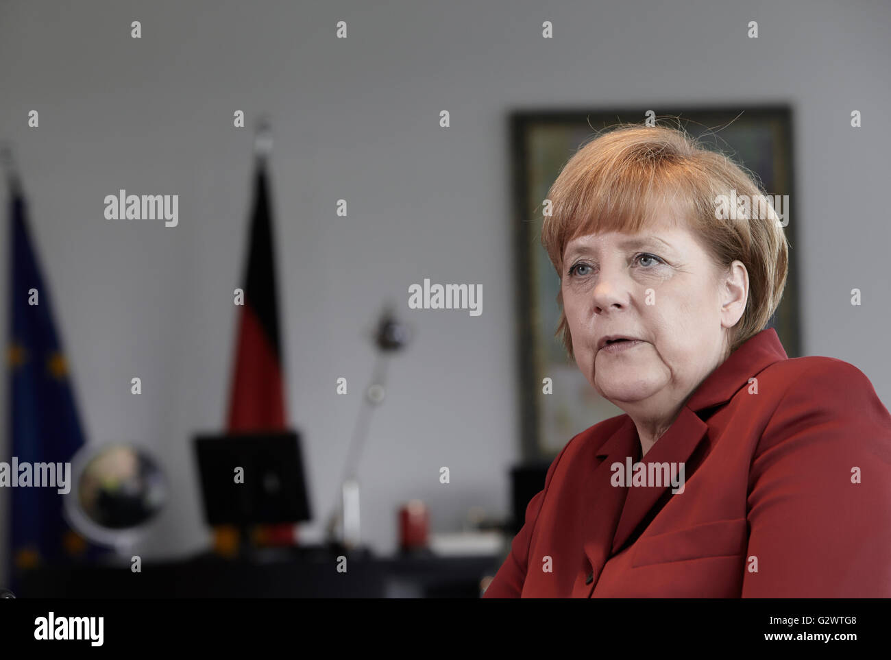 27.05.2013, Berlin, Berlin, Germania - Cancelliere Angela Merkel (CDU) gesti durante un colloquio presso la cancelleria federale a Berlino. 0PA130527D018CAROEX.JPG - non per la vendita in G E R M A N Y, A U S T R I A, S W I T Z e R L A N D [modello di rilascio: NO, la proprietà di rilascio: NO, (c) caro agenzia fotografica / Ponizak, http://www.caro-images.com, info@carofoto.pl - Qualsiasi uso di questa immagine è soggetto a royalty!] Foto Stock