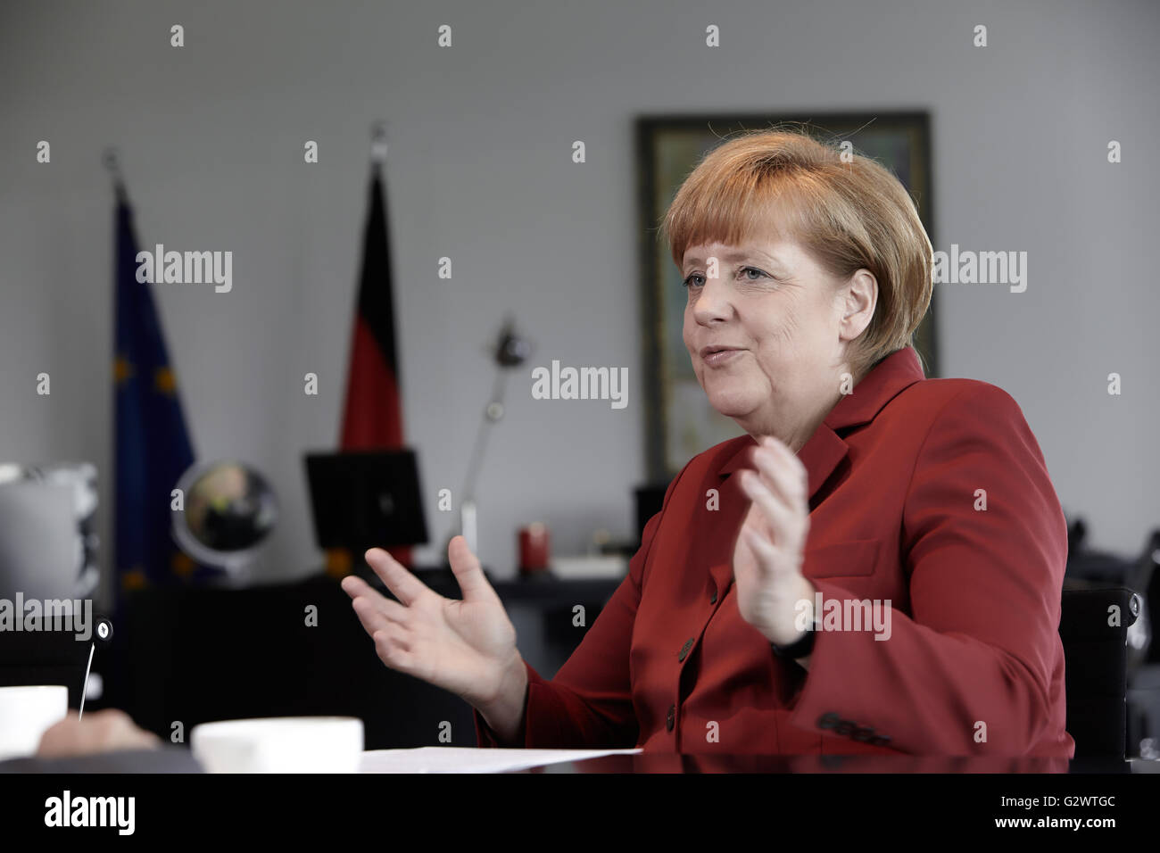 27.05.2013, Berlin, Berlin, Germania - Cancelliere Angela Merkel (CDU) gesti durante un colloquio presso la cancelleria federale a Berlino. 0PA130527D021CAROEX.JPG - non per la vendita in G E R M A N Y, A U S T R I A, S W I T Z e R L A N D [modello di rilascio: NO, la proprietà di rilascio: NO, (c) caro agenzia fotografica / Ponizak, http://www.caro-images.com, info@carofoto.pl - Qualsiasi uso di questa immagine è soggetto a royalty!] Foto Stock
