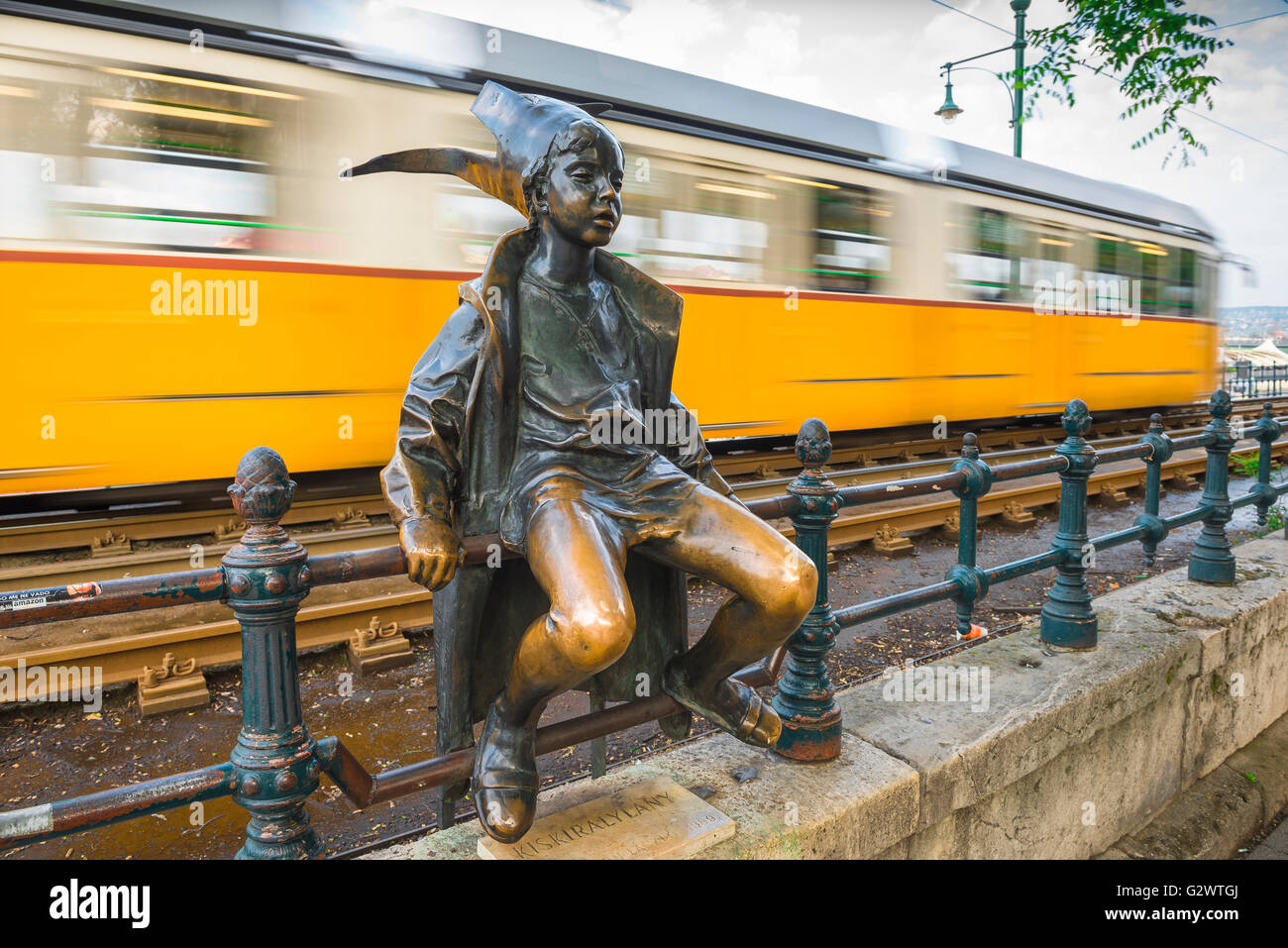 Budapest belvaros, statua della piccola principessa accanto al Danubio embankment linea di tram in Vigado ter, una piazza in Belvaros distretto di Budapest. Foto Stock