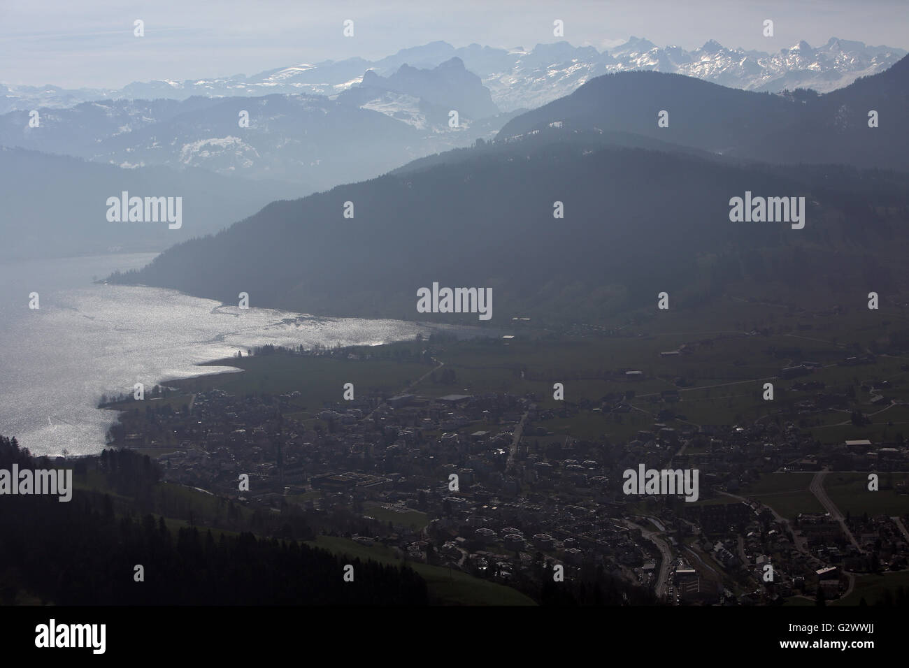 21.03.2014, Zugo, Zug, Svizzera - Vista della città con la Zugerberg e il Lago di Zugo. 00S140321D041CAROEX.JPG - non per la vendita in G E R M A N Y, A U S T R I A, S W I T Z e R L A N D [modello di rilascio: non applicabile, la proprietà di rilascio: NO, (c) caro agenzia fotografica / sorge, http://www.caro-images.com, info@carofoto.pl - Qualsiasi uso di questa immagine è soggetto a royalty!] Foto Stock