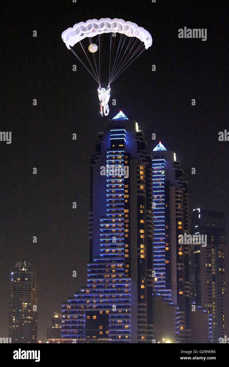 26.03.2015, Dubai , Dubai Emirati Arabi Uniti - Parachutist durante la notte nella Marina di Dubai. 00S150326D170CAROEX.JPG - non per la vendita in G E R M A N Y, A U S T R I A, S W I T Z e R L A N D [modello di rilascio: NO, la proprietà di rilascio: NO, (c) caro agenzia fotografica / sorge, http://www.caro-images.com, info@carofoto.pl - Qualsiasi uso di questa immagine è soggetto a royalty!] Foto Stock