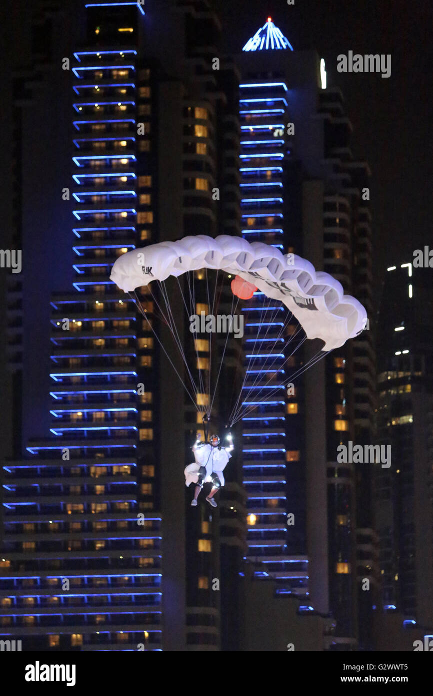 26.03.2015, Dubai , Dubai Emirati Arabi Uniti - Parachutist durante la notte nella Marina di Dubai. 00S150326D175CAROEX.JPG - non per la vendita in G E R M A N Y, A U S T R I A, S W I T Z e R L A N D [modello di rilascio: NO, la proprietà di rilascio: NO, (c) caro agenzia fotografica / sorge, http://www.caro-images.com, info@carofoto.pl - Qualsiasi uso di questa immagine è soggetto a royalty!] Foto Stock