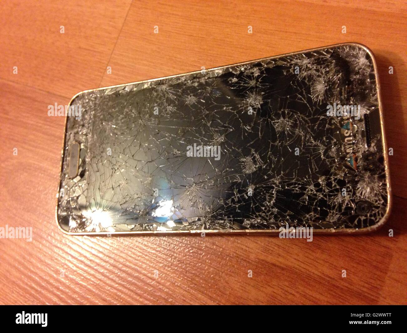 Moderno mobile smartphone con schermo rotto Foto Stock Moderno mobile smartphone con schermo rotto Foto Stock