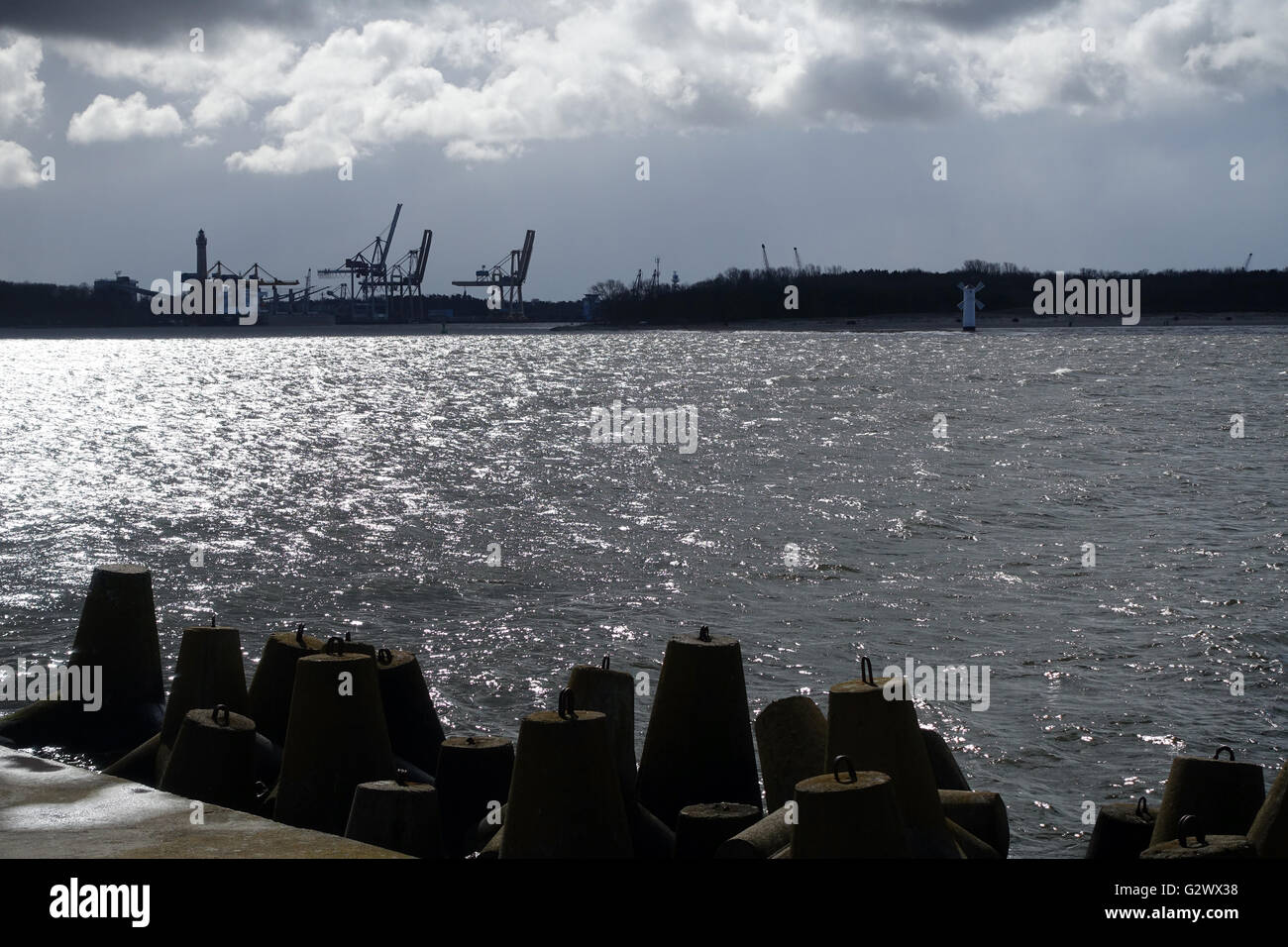 02.04.2015, Swinoujscie, Zachodniopomorskie, Polonia - Silhouette del porto all'orizzonte. 00S150402D355CAROEX.JPG - non per la vendita in G E R M A N Y, A U S T R I A, S W I T Z e R L A N D [modello di rilascio: non applicabile, la proprietà di rilascio: NO, (c) caro agenzia fotografica / sorge, http://www.caro-images.com, info@carofoto.pl - Qualsiasi uso di questa immagine è soggetto a royalty!] Foto Stock