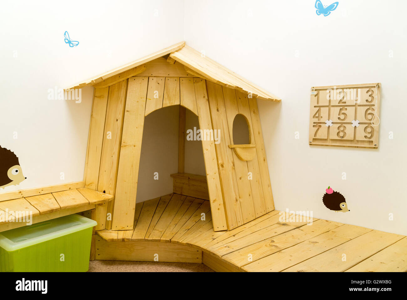 Sala giochi per bambini con la casa e dei giocattoli educativi Foto Stock