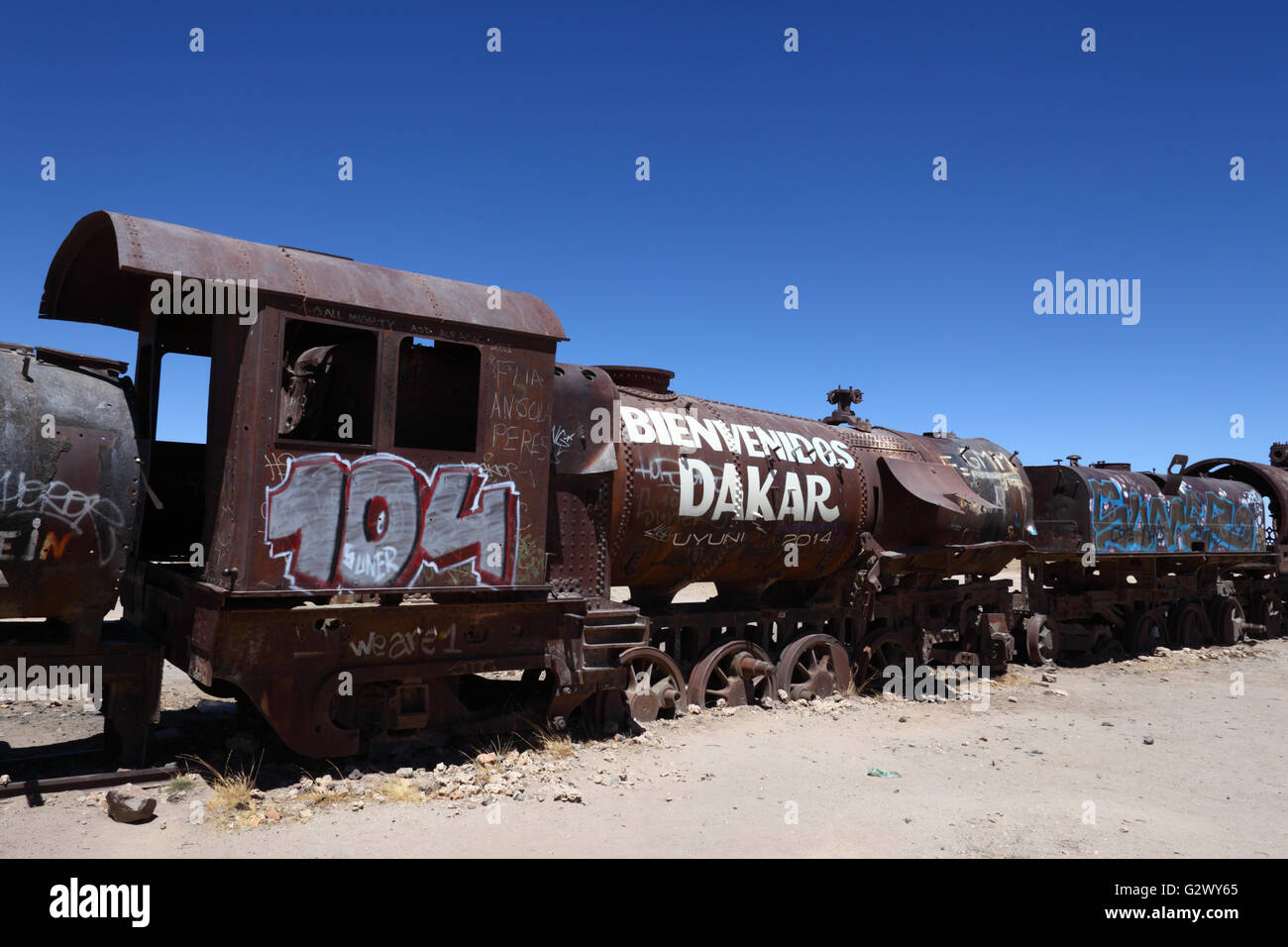 Il vecchio motore a vapore con Welcome Dakar graffiti dipinto su di esso, Uyuni treno cimitero, Bolivia Foto Stock