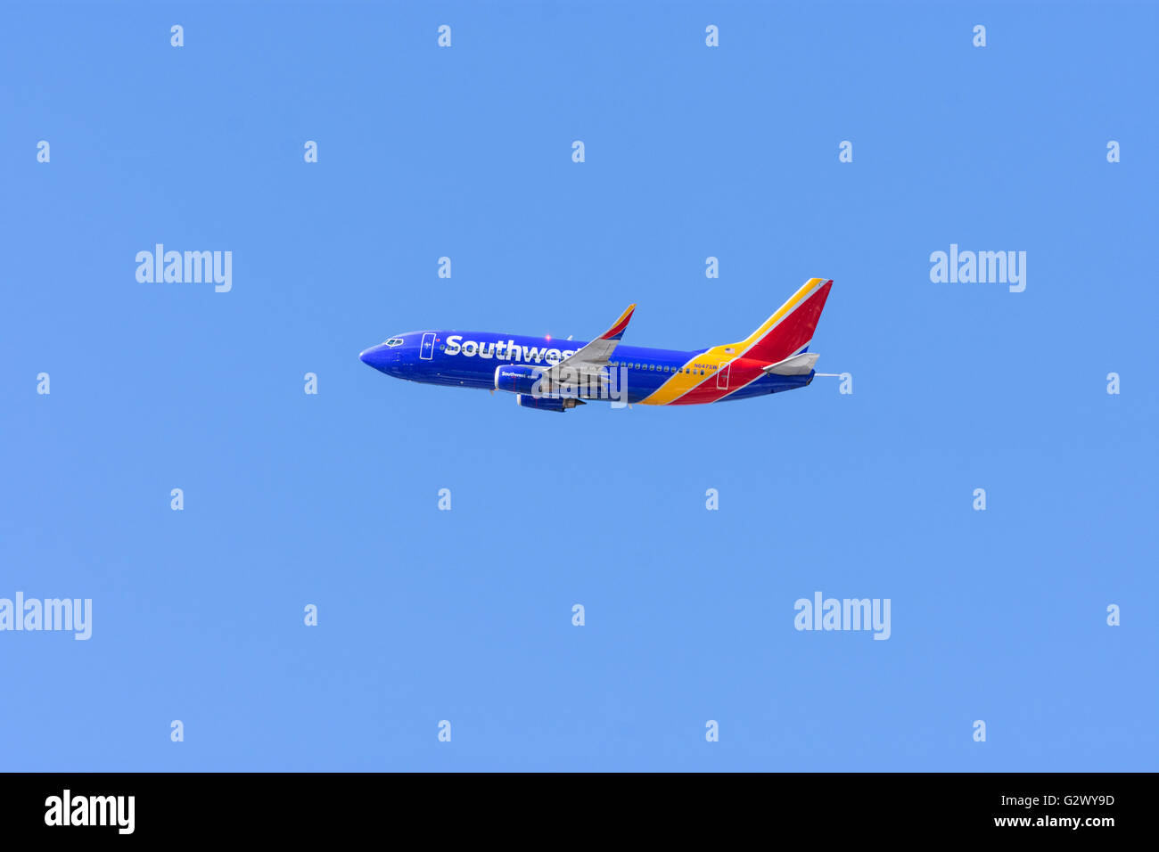 Vista laterale di un aereo Boeing 737 della Southwest Airlines in volo Foto Stock