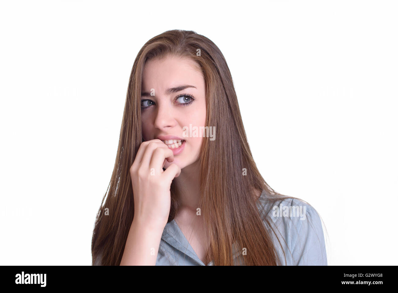 Sistema nervoso giovane donna di mordere i suoi chiodi Foto Stock