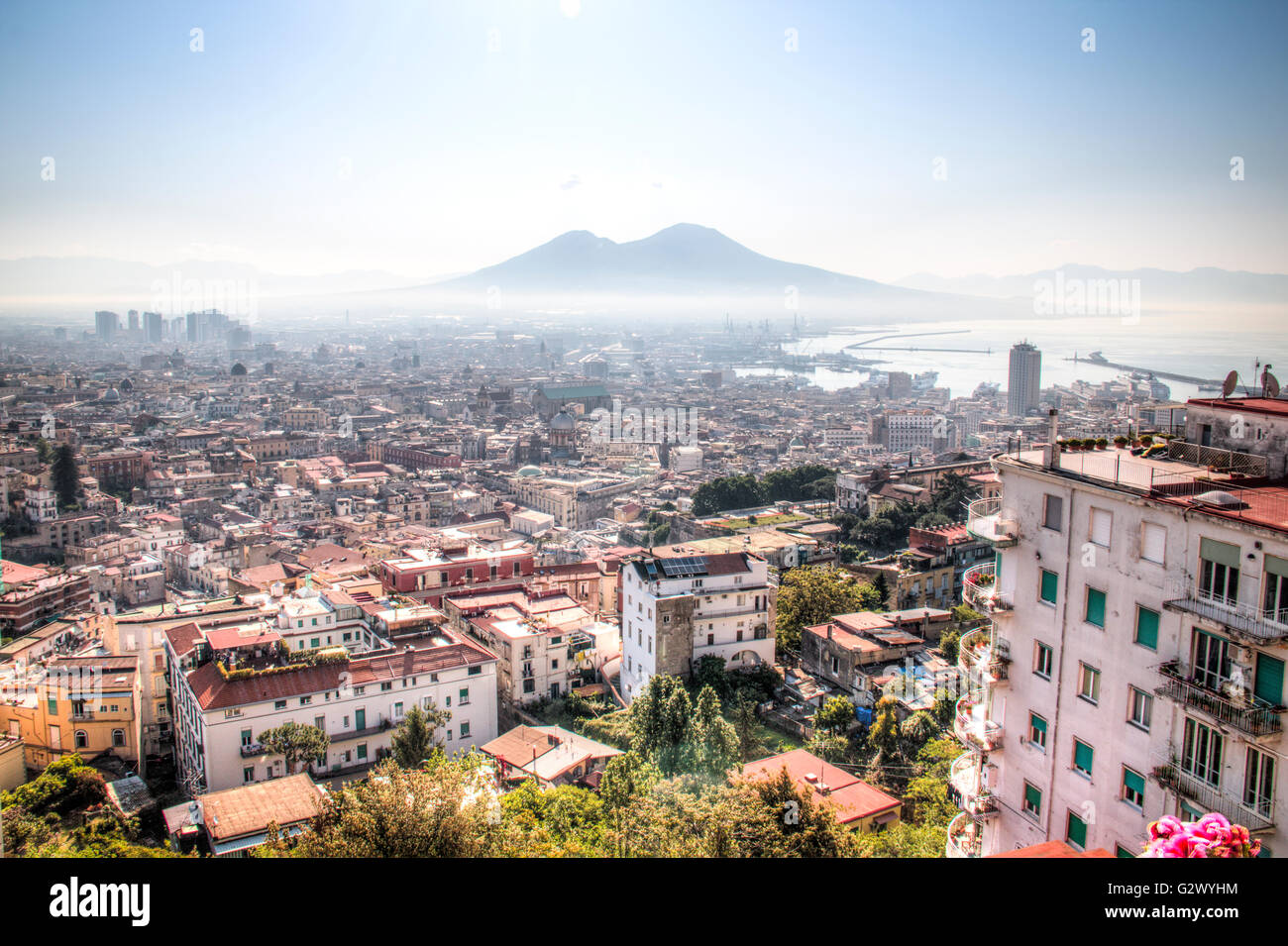 Vista panoramica sopra la città di Napoli in Italia con il vulcano Visuvius in background Foto Stock