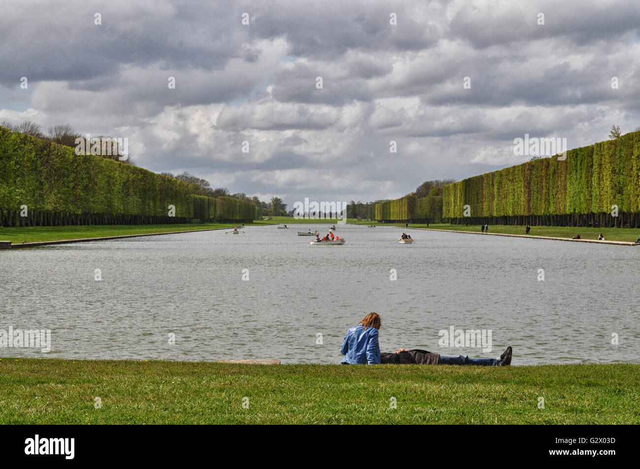 Coppia romantica nei giardini di Versailles Foto Stock