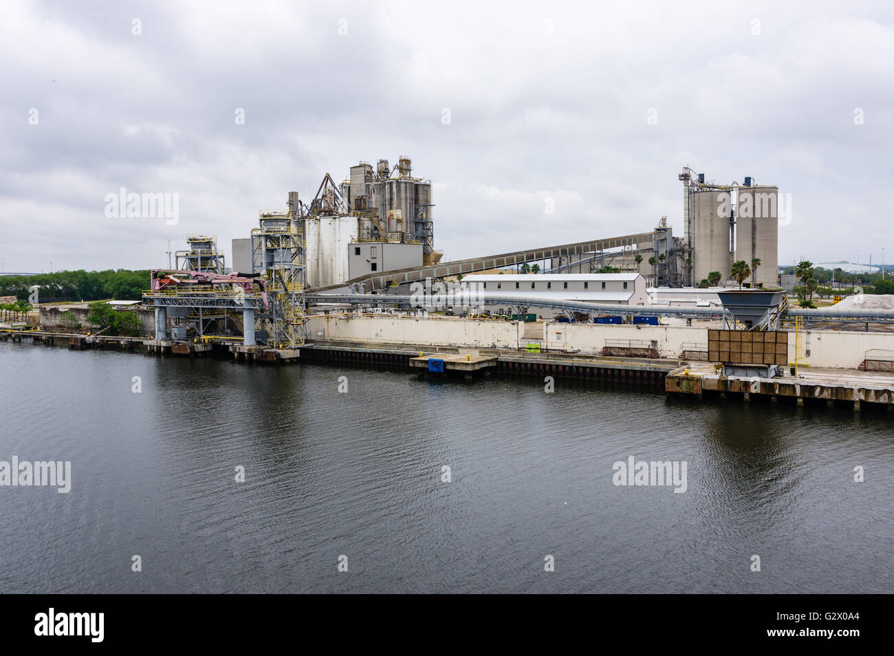 Nave impianto di caricamento con silos e trasportatori. Tampa Bay, Florida Foto Stock