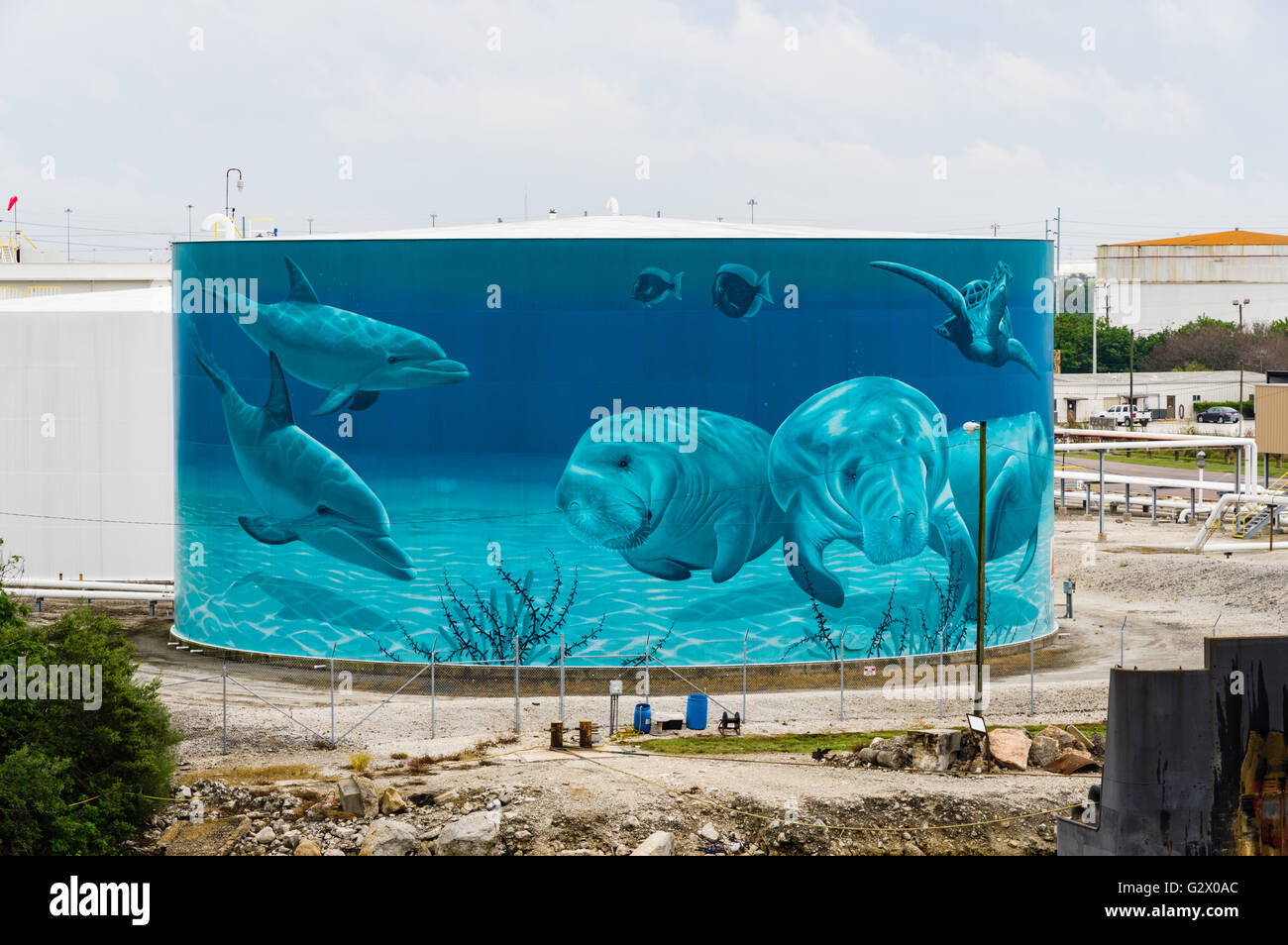 Massa serbatoio di accumulo di olio dipinta con un murale di fauna selvatica. Tampa, Florida Foto Stock
