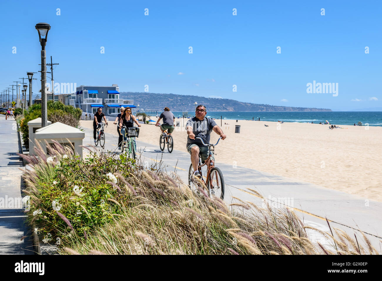 Ricreazione ciclisti (ciclisti) sulla Spiaggia di Manhattan percorso ciclabile Foto Stock