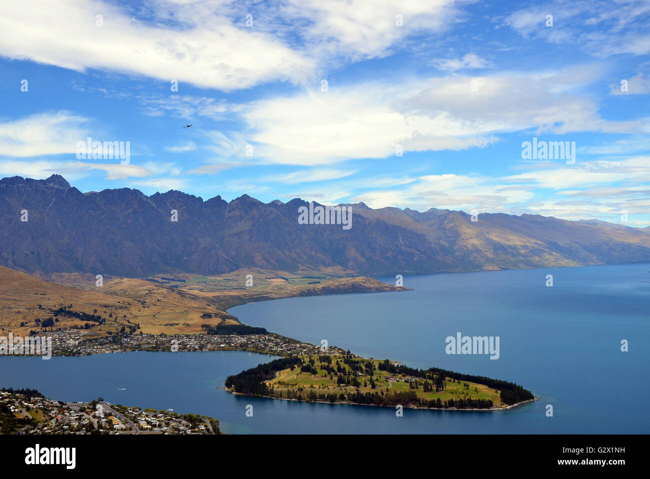 Vista panoramica di Queenstown e sulle montagne circostanti (il Remarkables) sulle rive del lago glaciale di Wakatipu, Nuova Zelanda Foto Stock