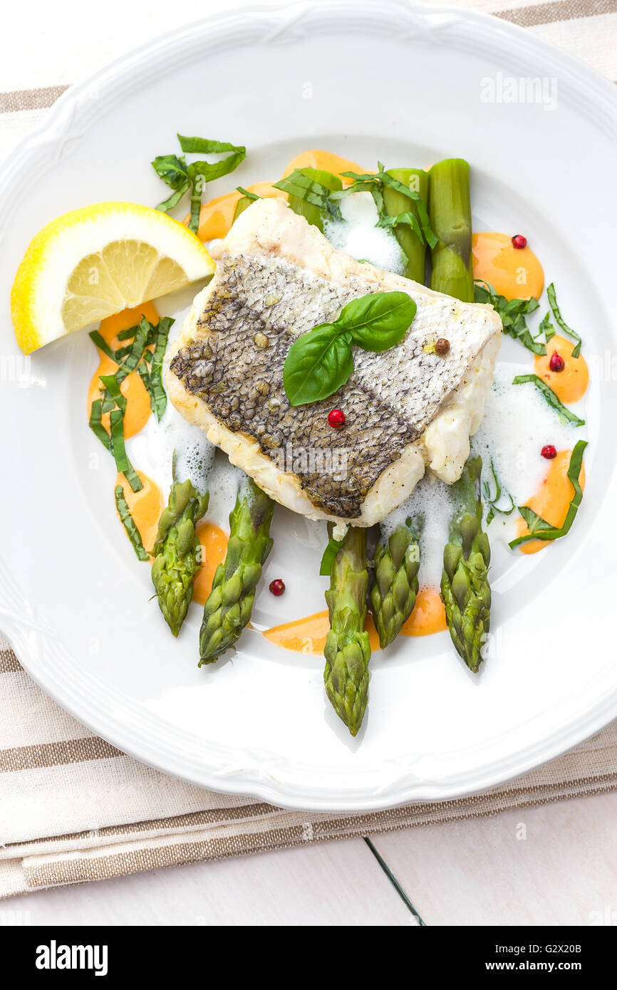 Filetto di nasello con schiuma di asparagi e salsa di limone, vista dall'alto Foto Stock
