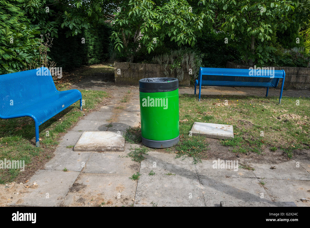 Green spazzatura e banchi di blu Foto Stock