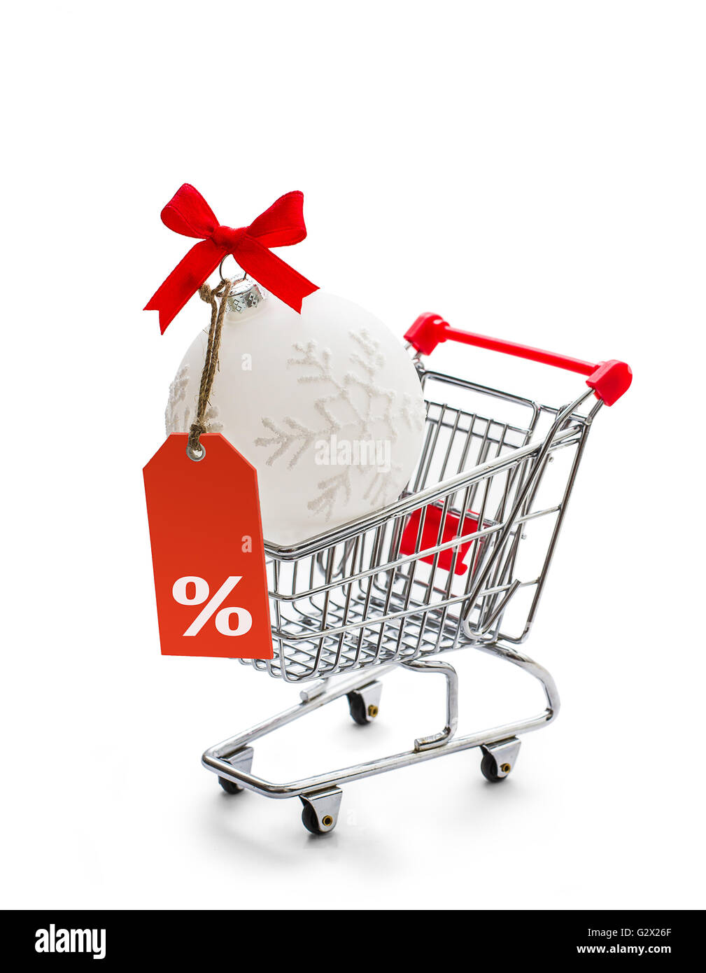 Carrello con grande palla di Natale e percentuale, isolato Foto Stock