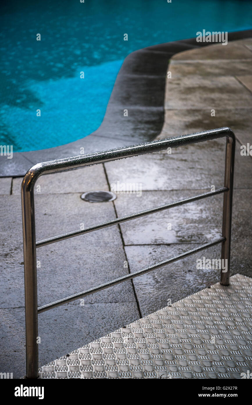 Il corrimano e la piscina in caso di pioggia Foto Stock