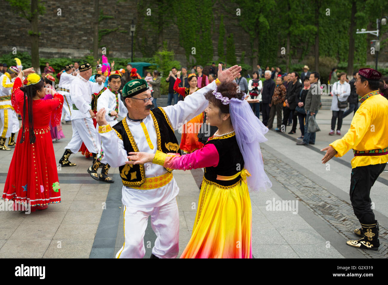 Attività sportive il popolo cinese dancing per hobby in abiti tradizionali e baffi finti nel parco di Domenica nel Parco Xuanwuhu, Nanjing, Cina Foto Stock