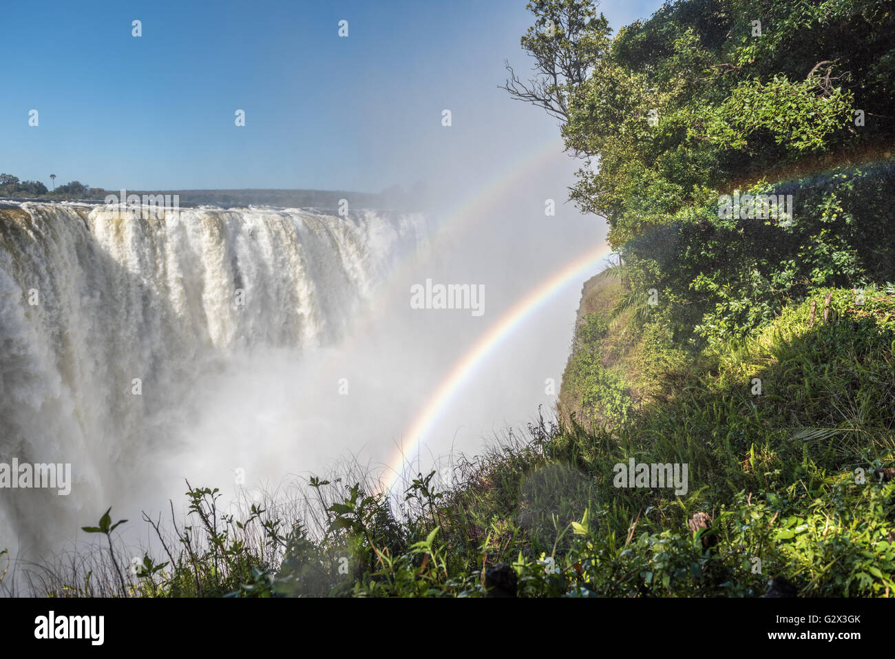 Victoria Falls a portata piena visto dallo Zimbabwe Foto Stock