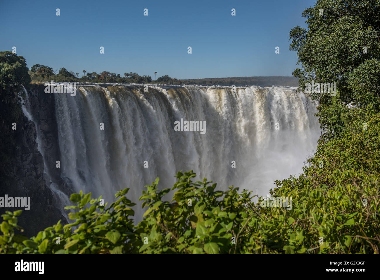 Victoria Falls a portata piena visto dallo Zimbabwe Foto Stock