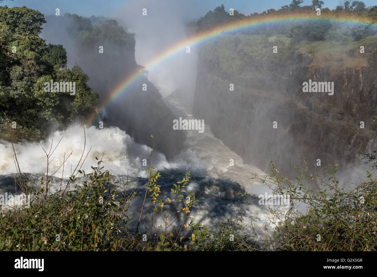 Victoria Falls a portata piena visto dallo Zimbabwe Foto Stock