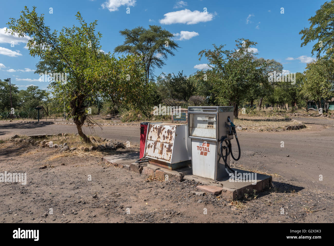 La pompa diesel a riposo Sinamatella camp nel Parco Nazionale di Hwange Zimbabwe Foto Stock