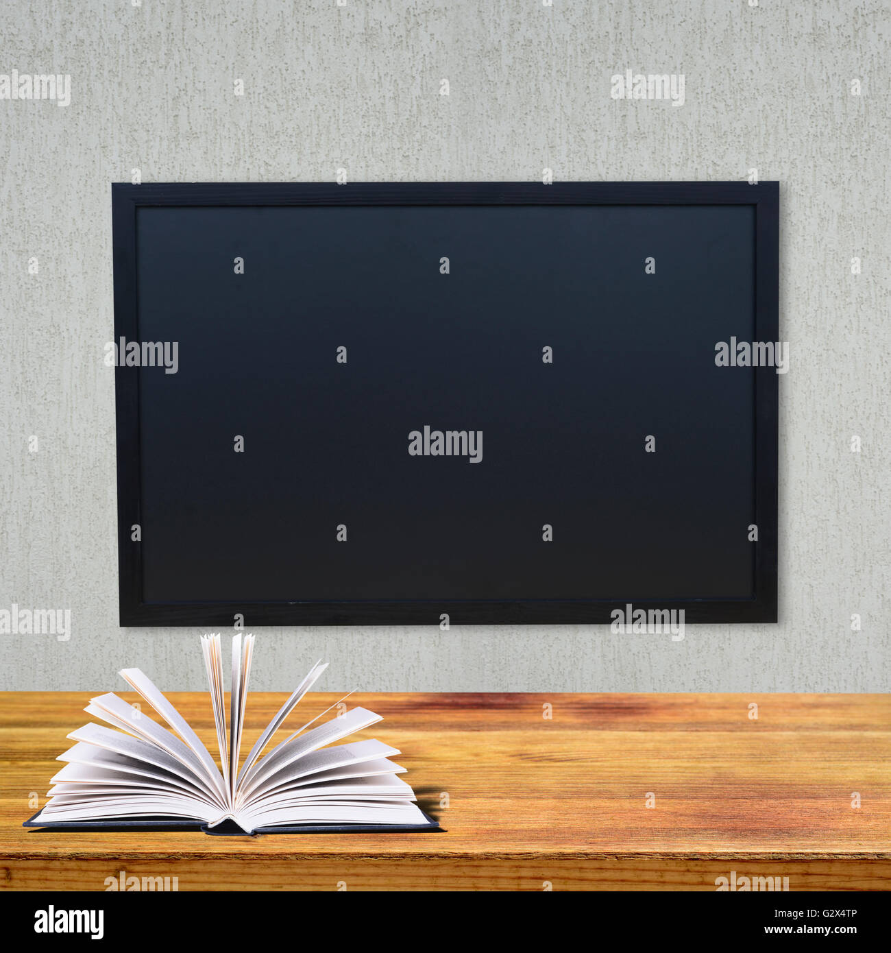 Classe della scuola con la scuola di amministrazione e banco di scuola con classbook aperto Foto Stock