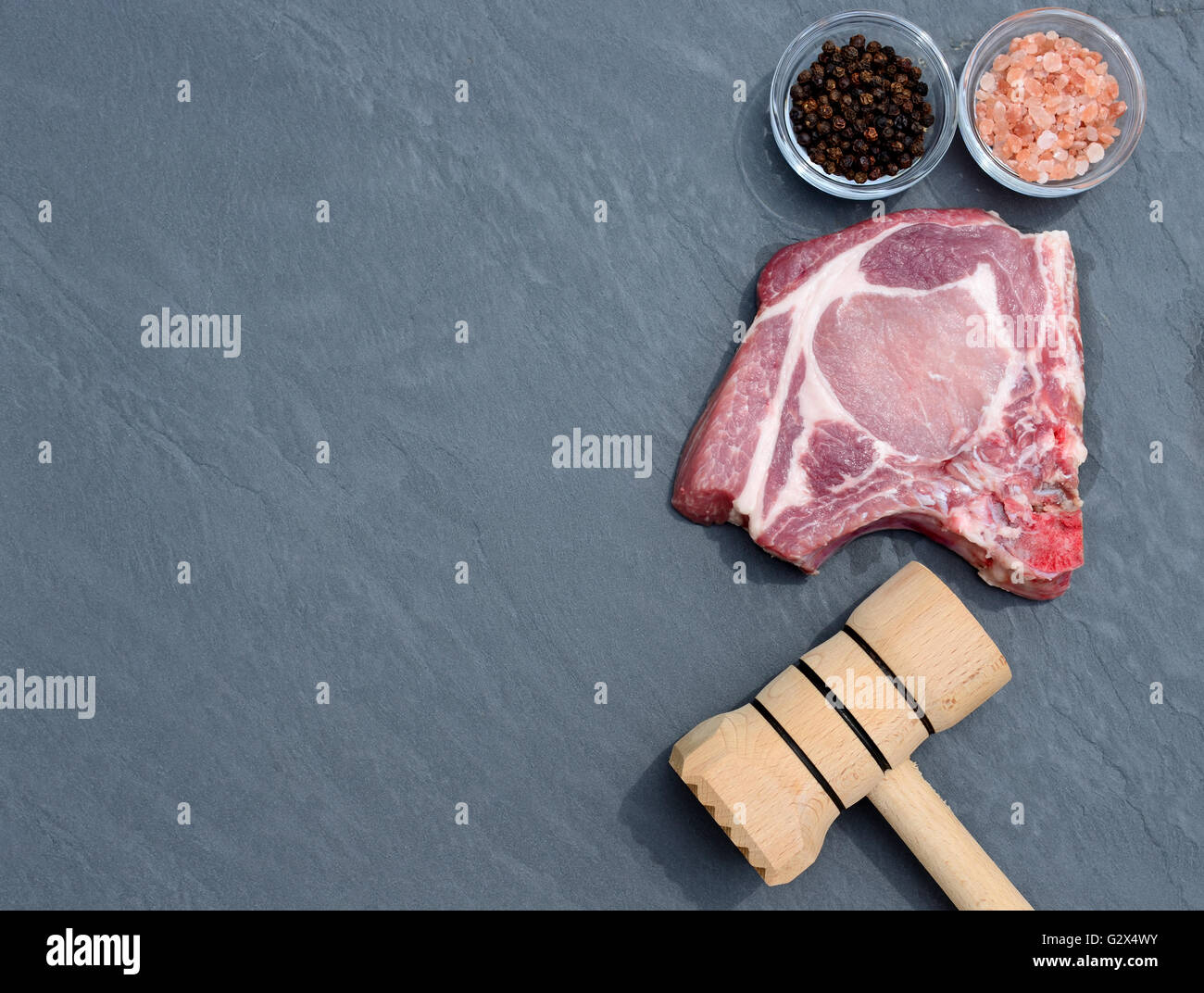 Bistecca di carne di maiale sul tavolo in pietra naturale Foto Stock