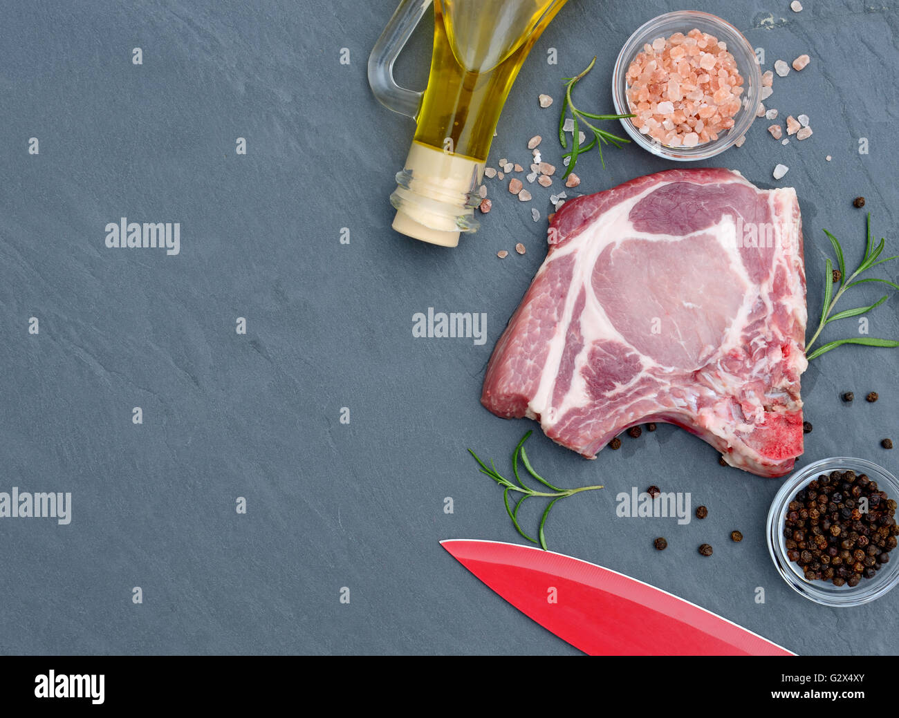 Bistecca di carne di maiale sul tavolo in pietra naturale Foto Stock