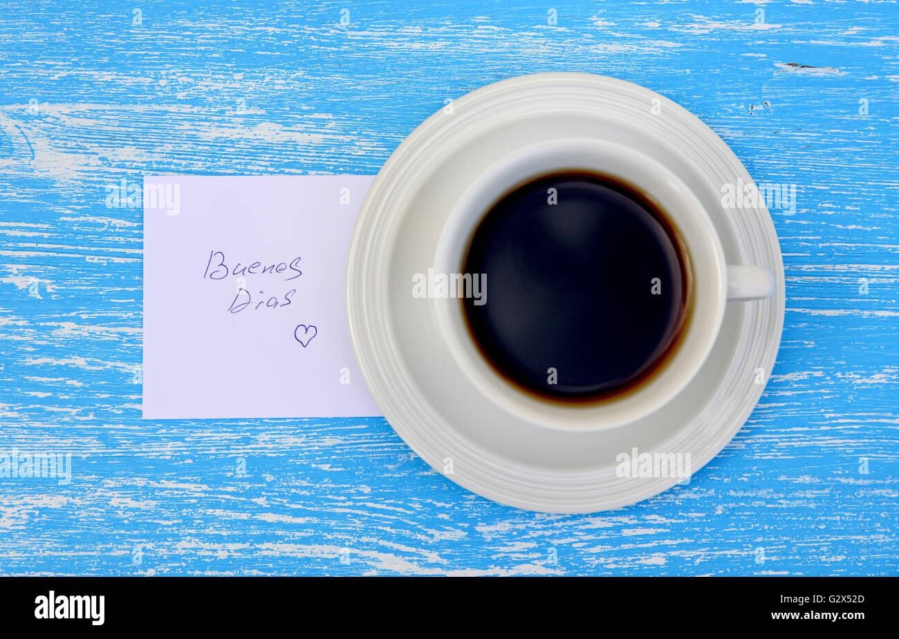Tazza di tè con buona mattina nota su rustiche in legno di colore blu sullo sfondo. Vista superiore Foto Stock