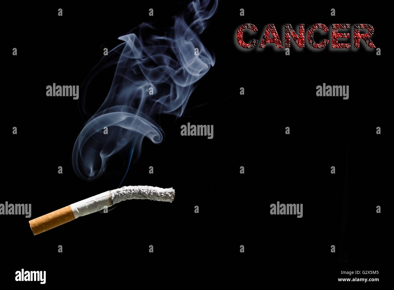 Sigarette bruciate e cancro di testo Foto Stock