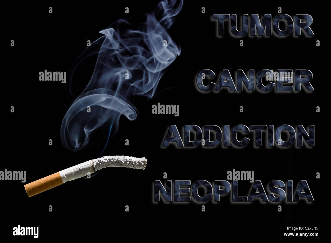 Sigarette bruciate e testo, cancro tumore, la dipendenza e la neoplasia Foto Stock