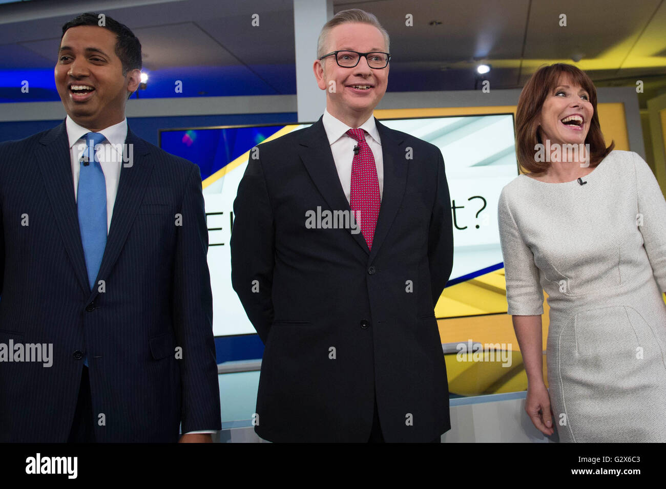 Giustizia segretario Michael Gove prima di prendere parte a un live Sky News Intervista con Faisal Islam (sinistra) e una sessione di domande e risposte moderato da Kay Burley (destro) sull'UE referendum, allo Sky News studios di Osterley, West London. Foto Stock