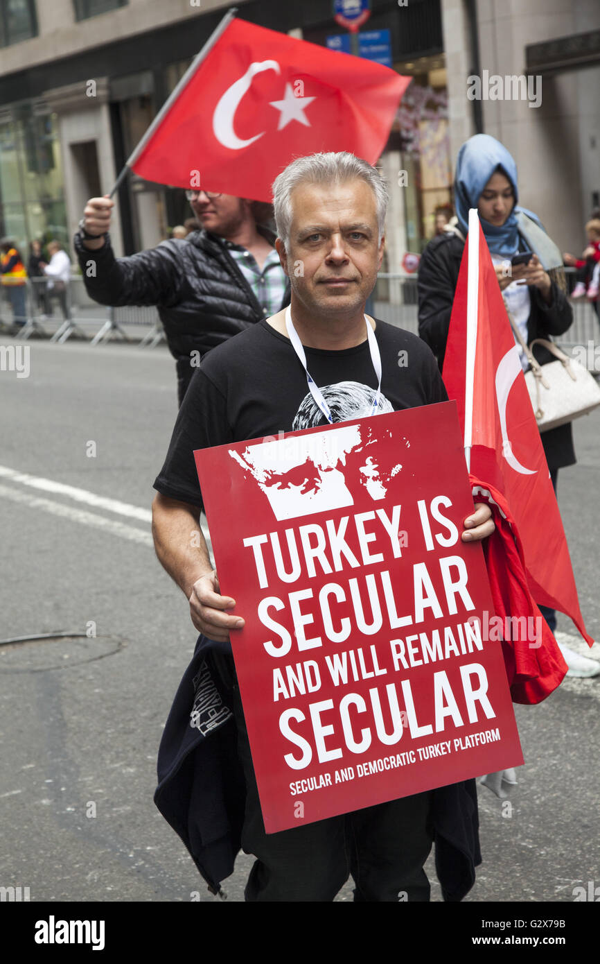 Fieri americani turco in marzo e guardare il bagno turco Parade di New York e il supporto mantenendo una Turchia democratica e paese laico. Foto Stock