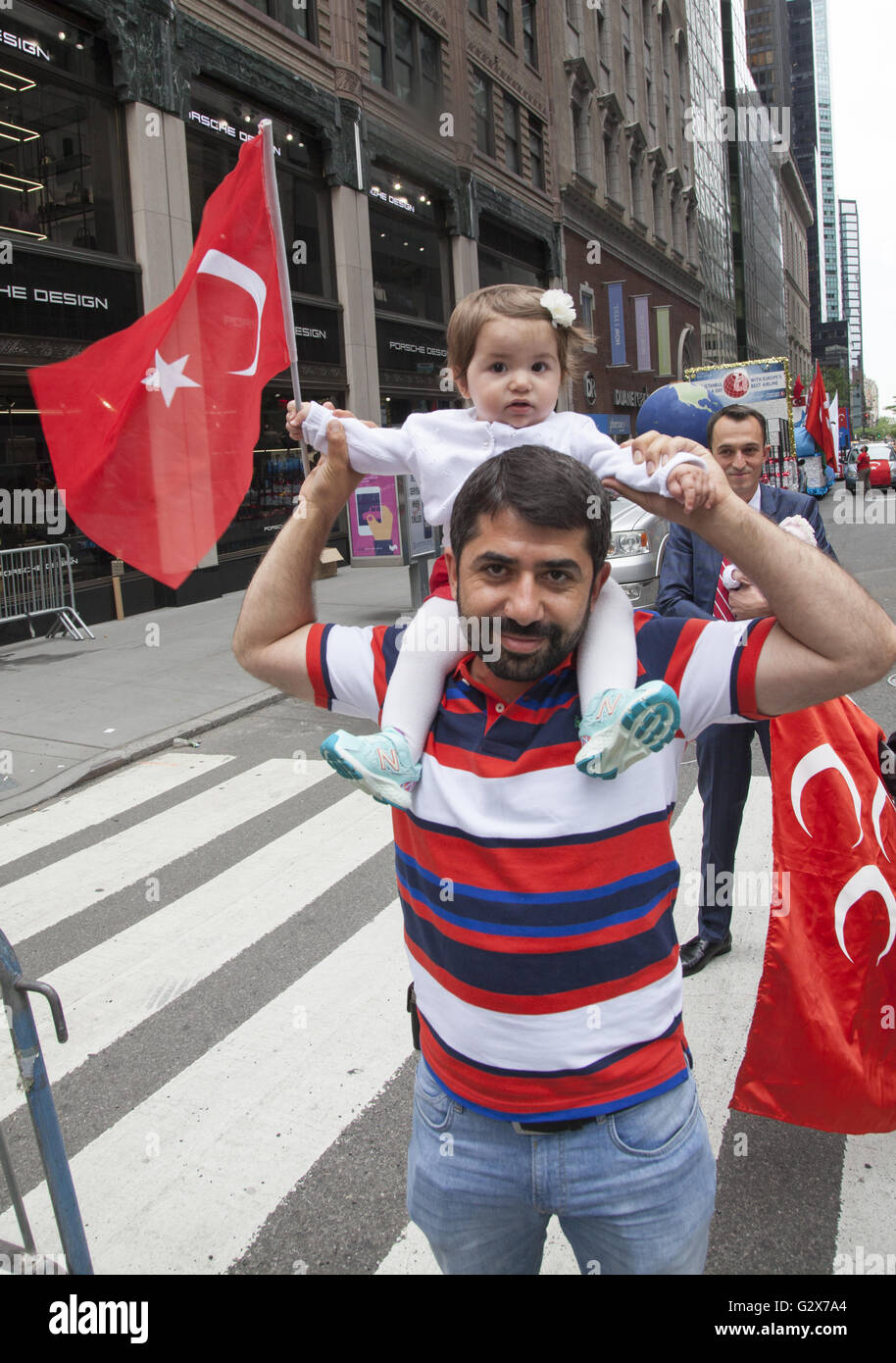 Fieri americani turco in marzo o guardare il bagno turco Parade di New York e il supporto mantenendo una Turchia democratica e paese laico. Foto Stock