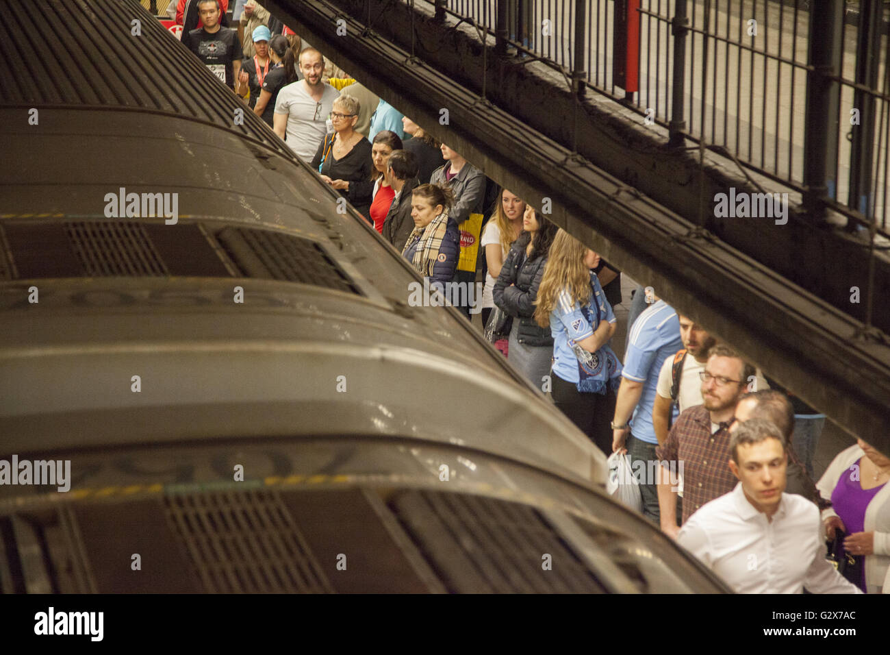 Metropolitana affollata la piattaforma a Union Square durante la serata Rush Hour. NYC. Foto Stock