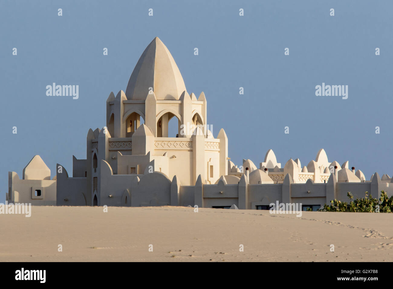 Vista del Riu Karamboa resort con dune di sabbia in primo piano, Boa Vista, Capo Verde Foto Stock
